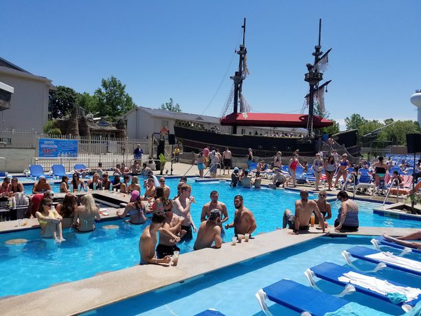 Imagen de la piscina del Hotel Grand Islander. Foto 18