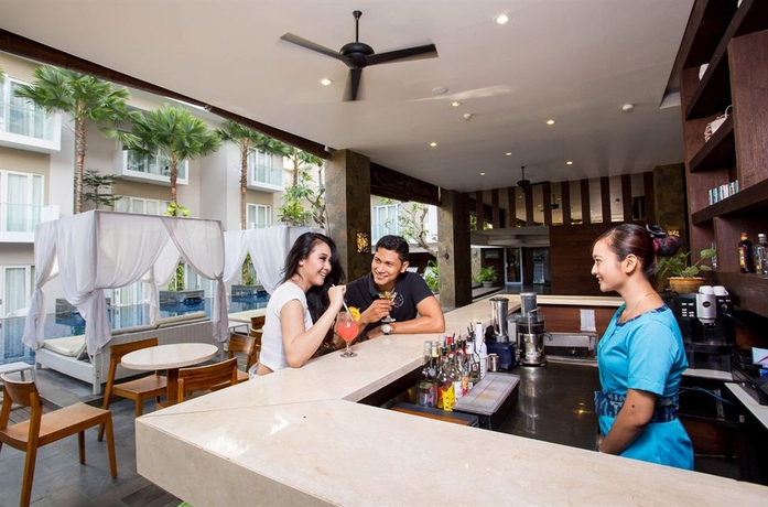 Imagen de la piscina del Hotel Grand Ixora Kuta Resort. Foto 15