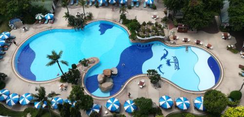 Imagen de la piscina del Hotel Grand Jomtien Palace. Foto 13