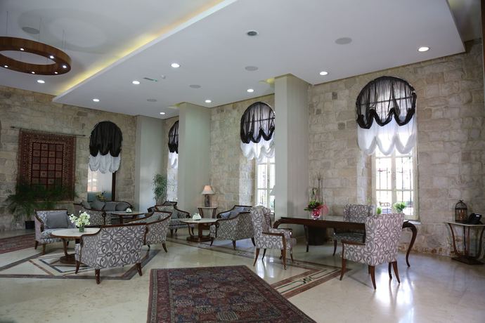 Imagen de los interiores del Hotel Grand Kadri. Foto 16