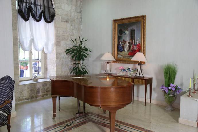 Imagen de los interiores del Hotel Grand Kadri. Foto 17