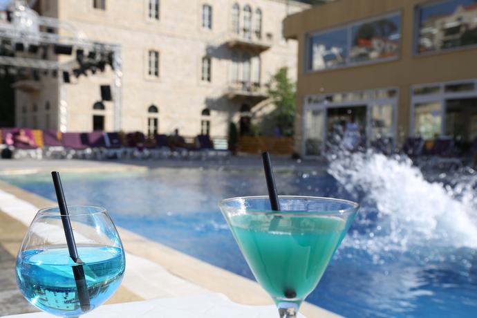 Imagen de la piscina del Hotel Grand Kadri. Foto 19