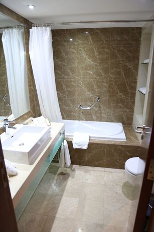 Imagen de la habitación del Hotel Grand Kadri. Foto 8