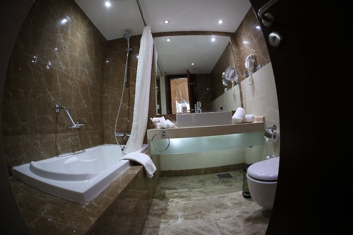 Imagen de la habitación del Hotel Grand Kadri. Foto 9