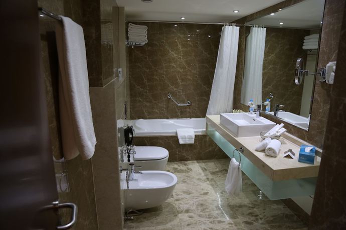 Imagen de la habitación del Hotel Grand Kadri. Foto 10