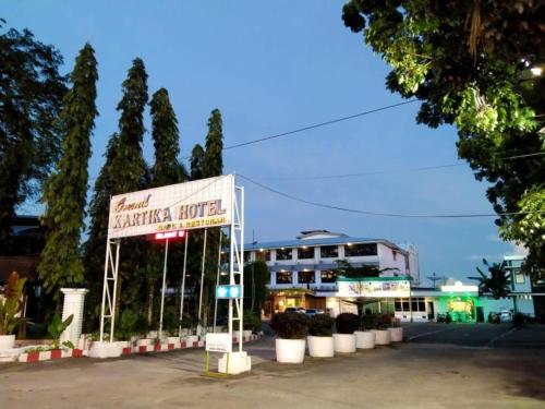 Imagen general del Hotel Grand Kartika. Foto 19