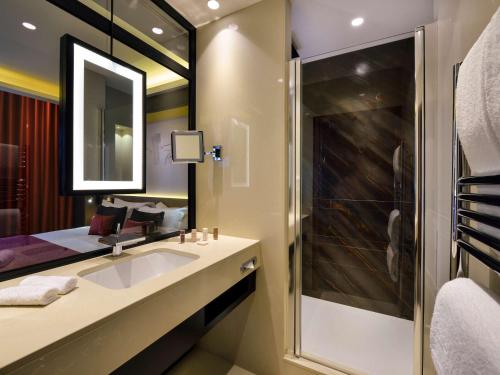 Imagen de la habitación del Hotel Grand La Cloche Dijon Mgallery. Foto 11