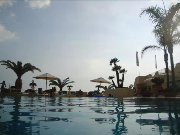 Imagen de la piscina del Hotel Grand La Playa. Foto 18