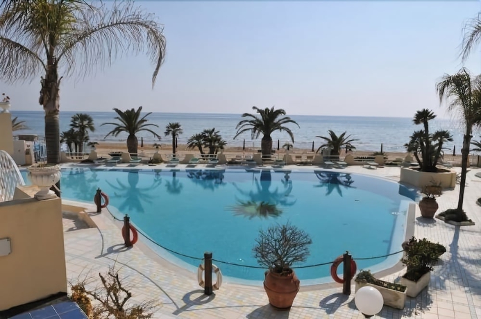 Imagen de la piscina del Hotel Grand La Playa. Foto 19