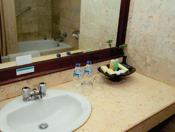 Imagen de la habitación del Hotel Grand Legi Mataram. Foto 5