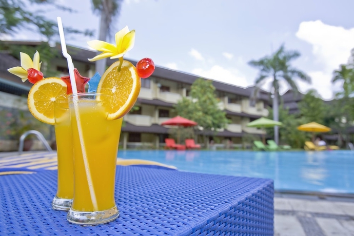 Imagen de la piscina del Hotel Grand Legi Mataram. Foto 16