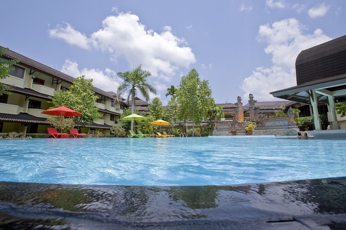 Imagen de la piscina del Hotel Grand Legi Mataram. Foto 17
