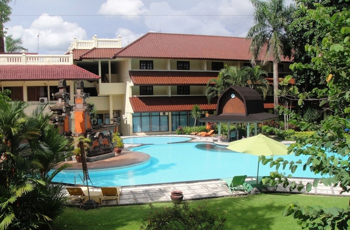 Imagen de la piscina del Hotel Grand Legi Mataram. Foto 18