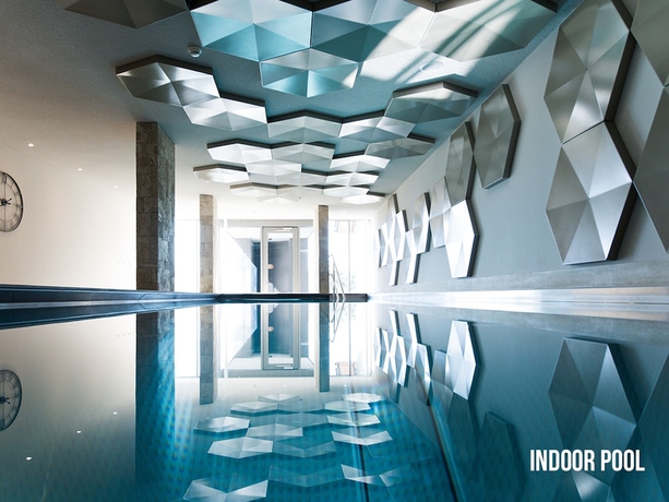 Imagen de la piscina del Hotel Grand Les Endroits. Foto 17