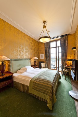 Imagen de la habitación del Hotel Grand Les Trois Rois. Foto 7