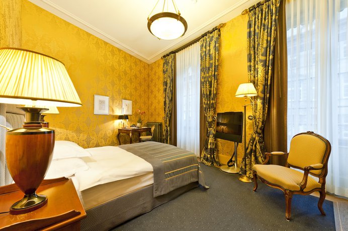 Imagen de la habitación del Hotel Grand Les Trois Rois. Foto 15