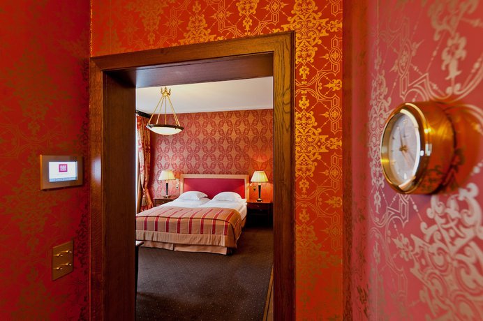 Imagen de la habitación del Hotel Grand Les Trois Rois. Foto 17