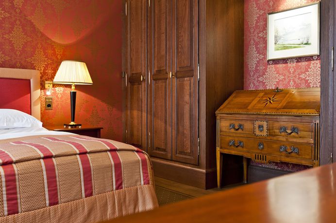 Imagen de la habitación del Hotel Grand Les Trois Rois. Foto 19