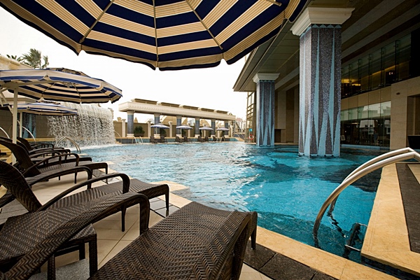 Imagen de la piscina del Hotel Grand Lisboa Macau. Foto 26