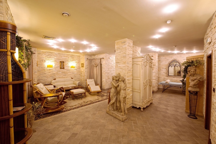 Imagen de la piscina del Hotel Grand London. Foto 16