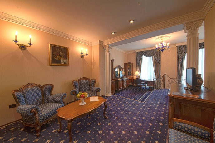 Imagen de los interiores del Hotel Grand London. Foto 15