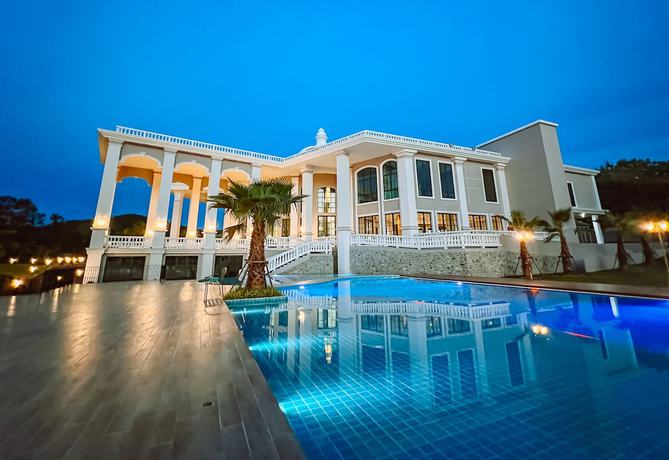 Imagen de la piscina del Hotel Grand Lord Hoteland Residence. Foto 19