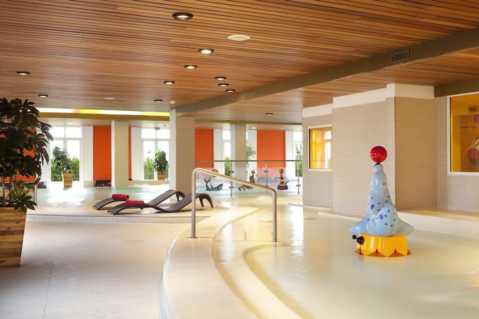 Imagen de la piscina del Hotel Grand Magic Hotel Marne La Vallée. Foto 18