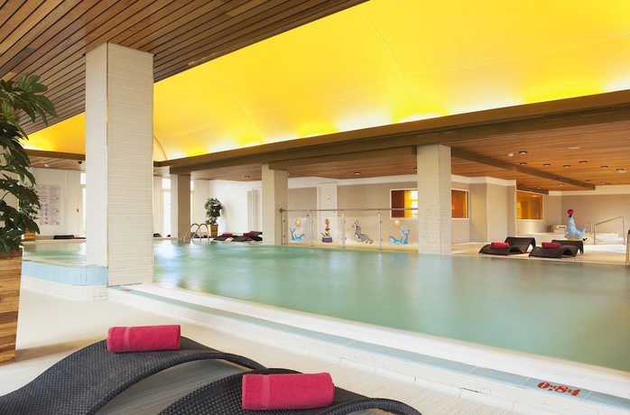 Imagen de la piscina del Hotel Grand Magic Hotel Marne La Vallée. Foto 19