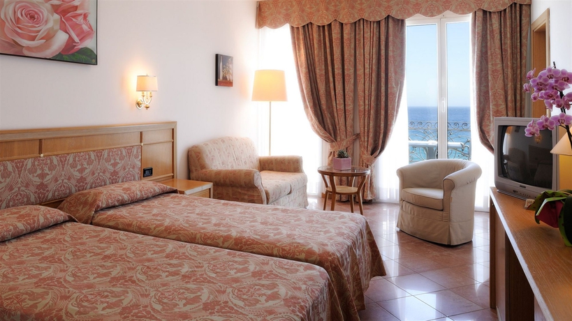 Imagen de la habitación del Hotel Grand Mediterranee. Foto 10