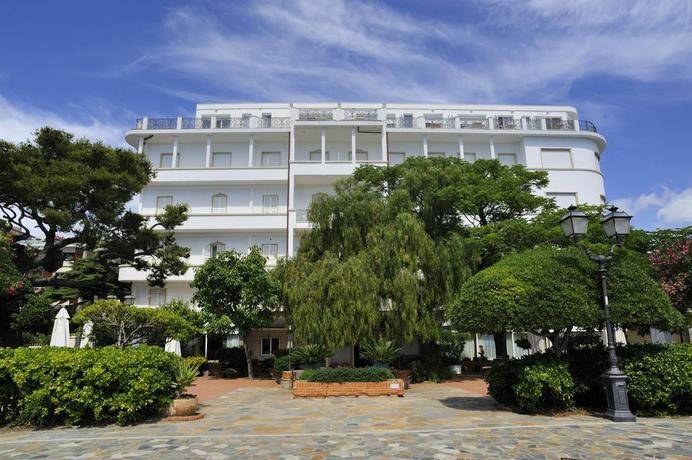 Imagen de los exteriores del Hotel Grand Mediterranee. Foto 14