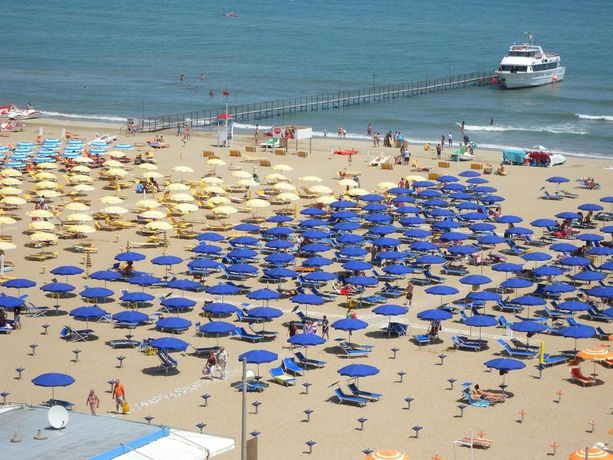 Imagen de la piscina del Hotel Grand Meeting. Foto 8