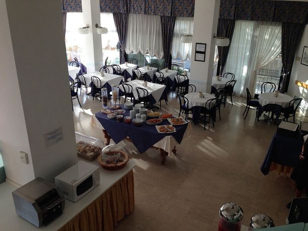 Imagen de los exteriores del Hotel Grand Meeting. Foto 7