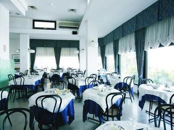 Imagen de la piscina del Hotel Grand Meeting. Foto 9