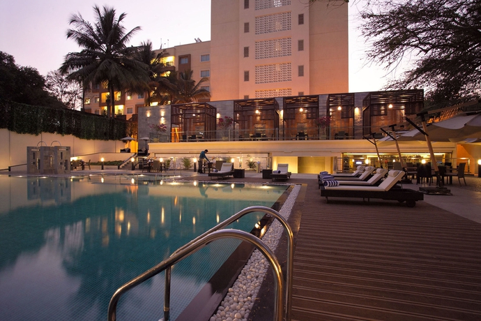 Imagen de la piscina del Hotel Grand Mercure Bangalore. Foto 16