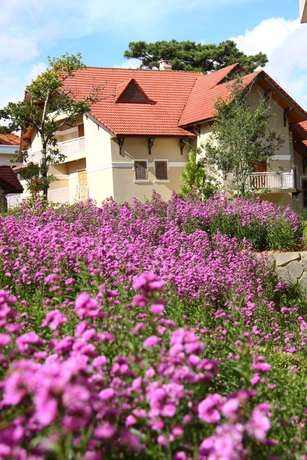 Imagen de los exteriores del Hotel Grand Mercure Dalat. Foto 10