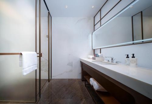 Imagen de la habitación del Hotel Grand Mercure Hangzhou Qingshan Lake. Foto 11