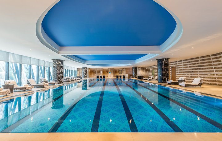 Imagen de la piscina del Hotel Grand Mercure Qingdao Airlines. Foto 19