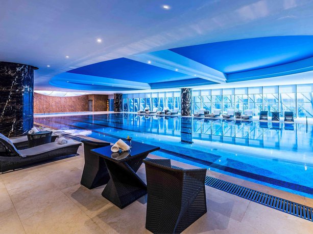 Imagen de la piscina del Hotel Grand Mercure Qingdao Airlines. Foto 20