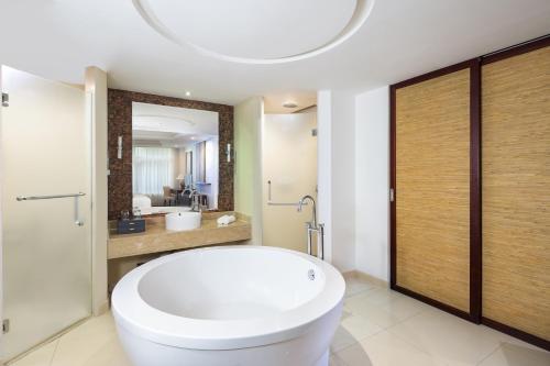 Imagen de la habitación del Hotel Grand Mercure Sanya Yalong Bay. Foto 17