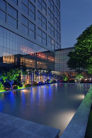 Imagen de la piscina del Hotel Grand Mercure Shanghai Century Park. Foto 17