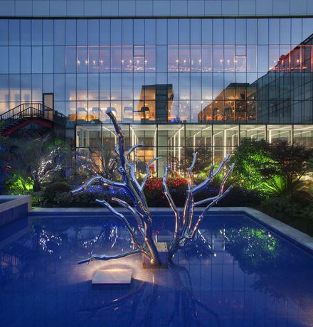 Imagen de la piscina del Hotel Grand Mercure Shanghai Century Park. Foto 18