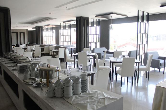 Imagen del bar/restaurante del Hotel Grand Mercure Solo Baru. Foto 4