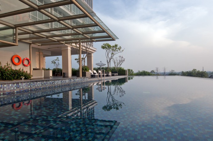 Imagen de la piscina del Hotel Grand Mercure Solo Baru. Foto 29