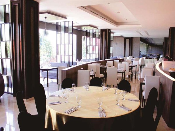 Imagen del bar/restaurante del Hotel Grand Mercure Solo Baru. Foto 6