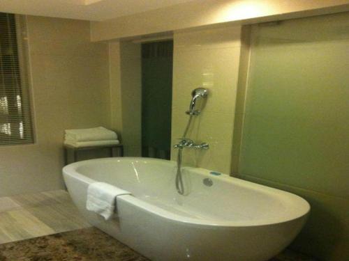 Imagen general del Hotel Grand Metropark Qingdao. Foto 19