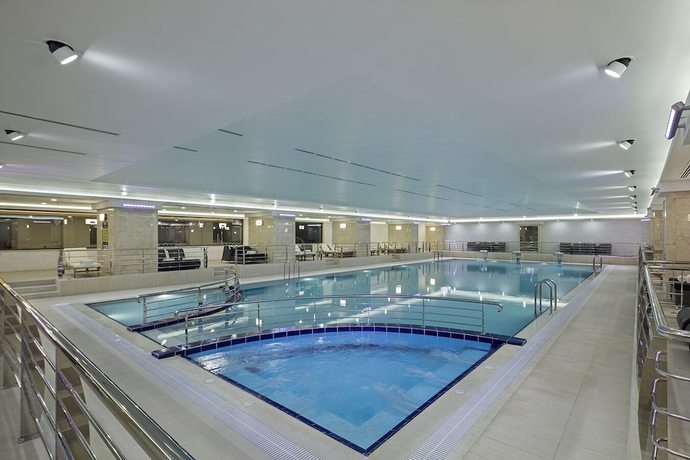 Imagen de la piscina del Hotel Grand Millenium Konya. Foto 19