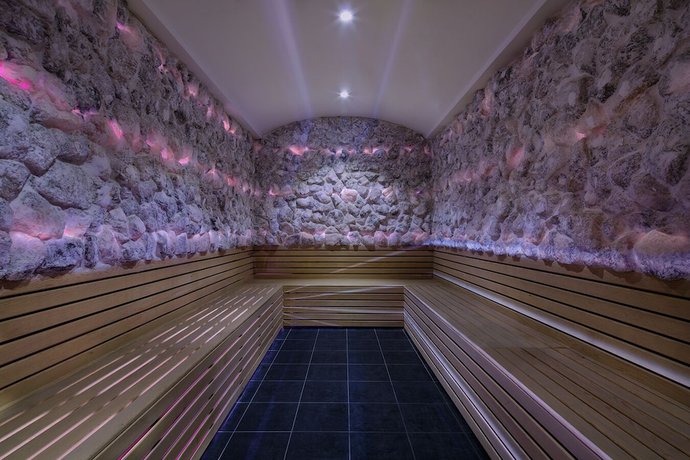 Imagen de la piscina del Hotel Grand Millenium Konya. Foto 20