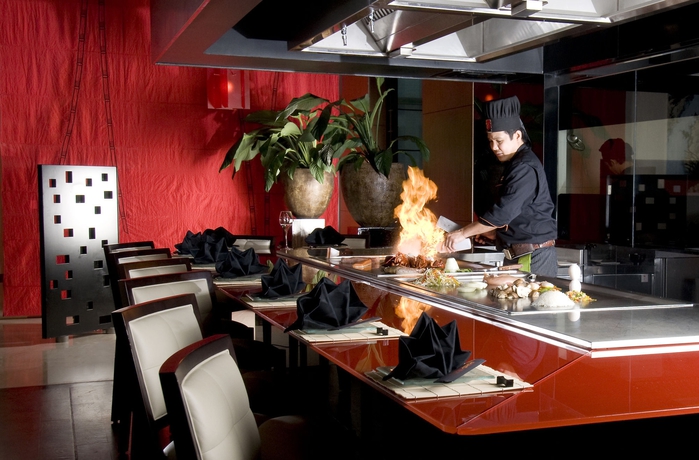 Imagen del bar/restaurante del Hotel Grand Millennium Al Wahda. Foto 2