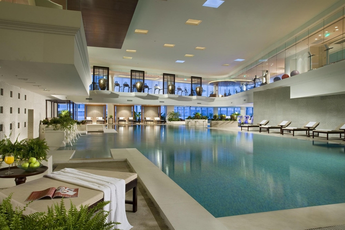 Imagen de la piscina del Hotel Grand Millennium Beijing. Foto 13
