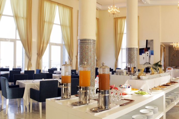 Imagen del bar/restaurante del Hotel Grand Mogador Sea View. Foto 3
